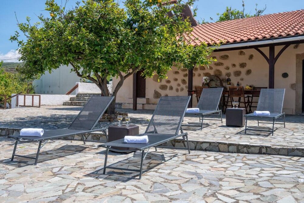 Roupes Stone House in Roupes view 4