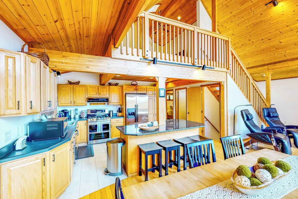 3BR Home w/ Private Hot Tub, Kayaks & Lake Views
