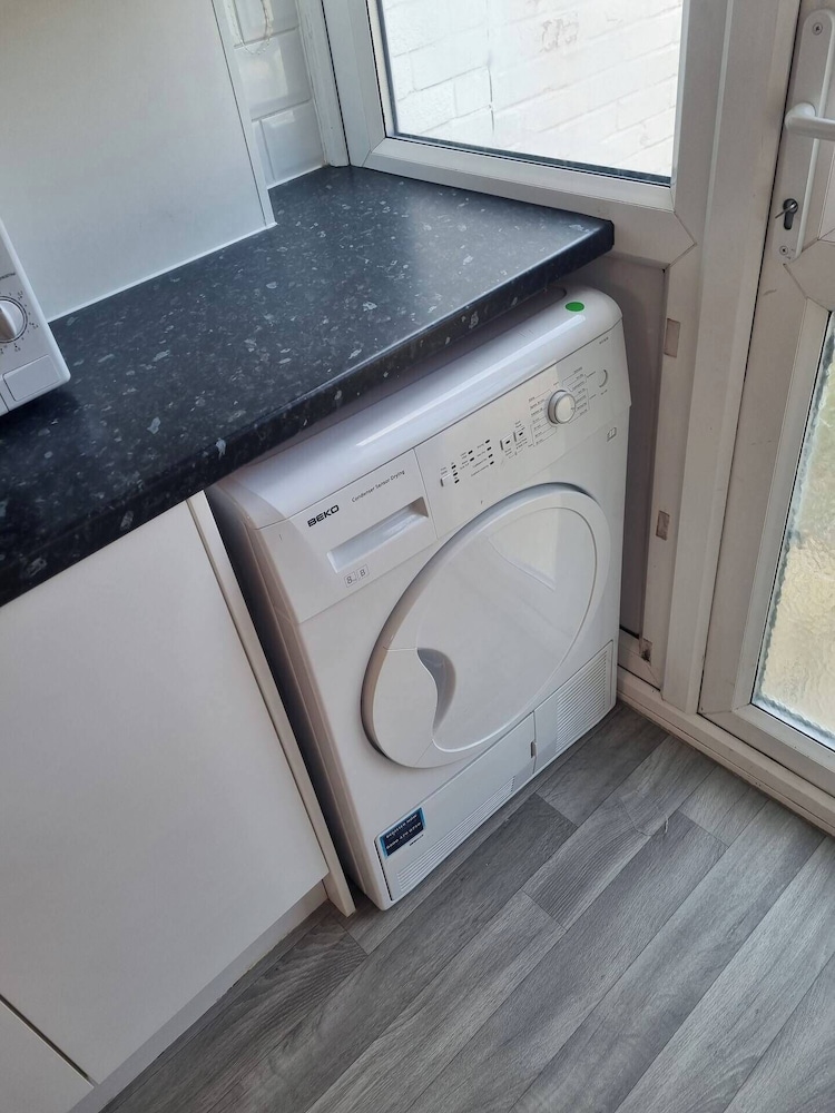 Gillingham 4-bed Stay - Wifi, Parking, Ldn Access