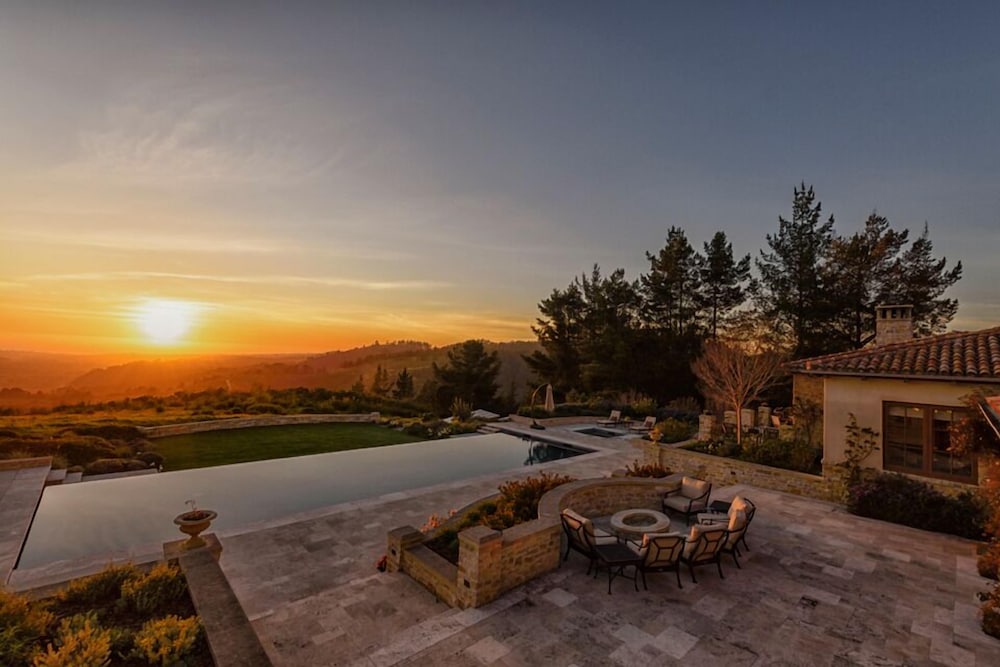 Lx1: Chateau D' Renaitre - Carmel-by-the-sea Luxury Villa: - Property Image 2