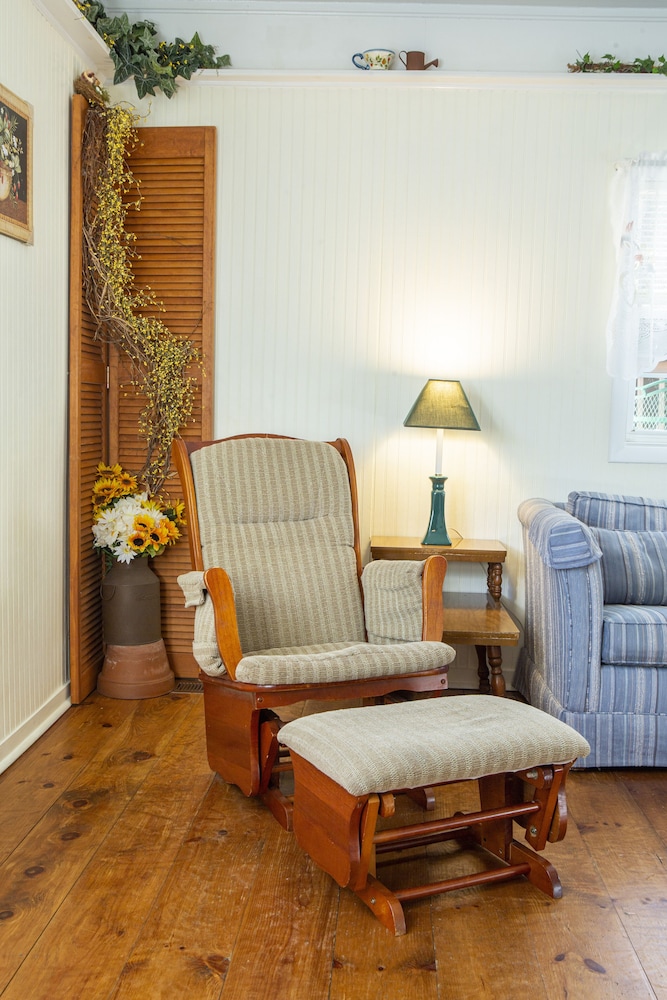 The Chimney Rock Inn & Cottages