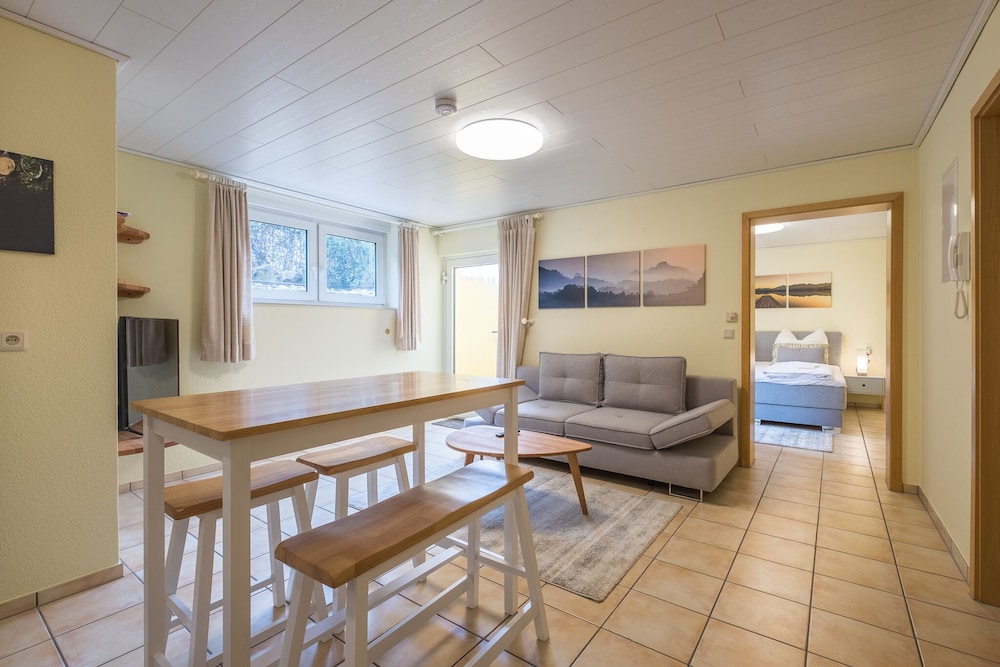 Awad's Yellow Apartment en Rust — hotel room