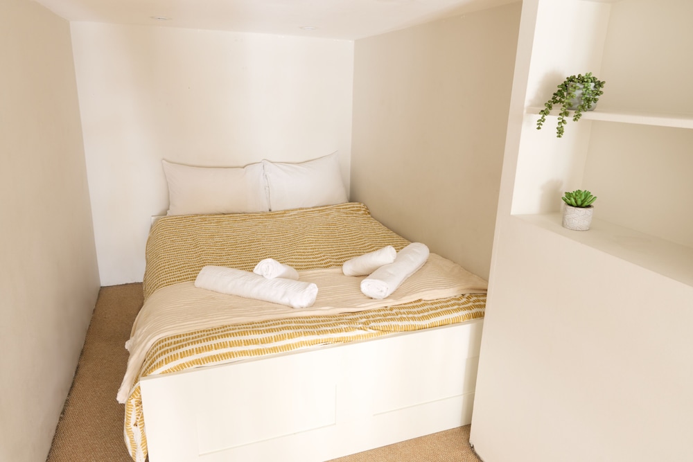 Charming 1-bed Apartment in London view 2