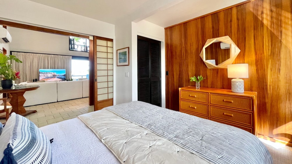 Sophisticated Oceanfront Retreat - Air-conditioned - Walk to Beach - Vrkcv