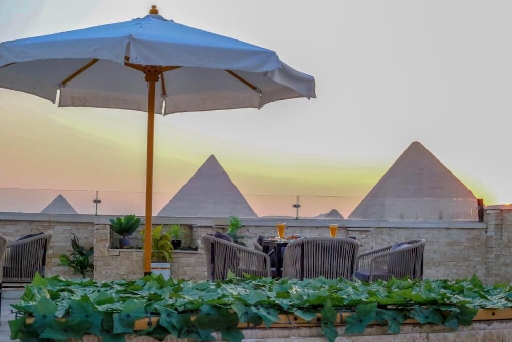 Point Pyramids View Inn