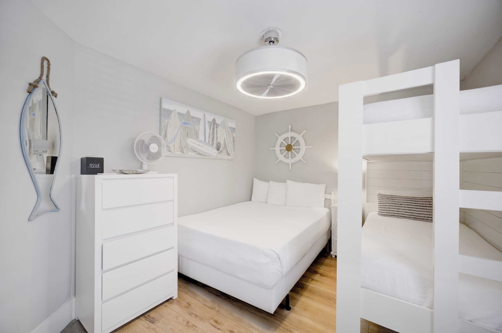 2 Condos, Steps to the Beach Pool+hot Tub, Balcony Lounge Triton & Sea Haven