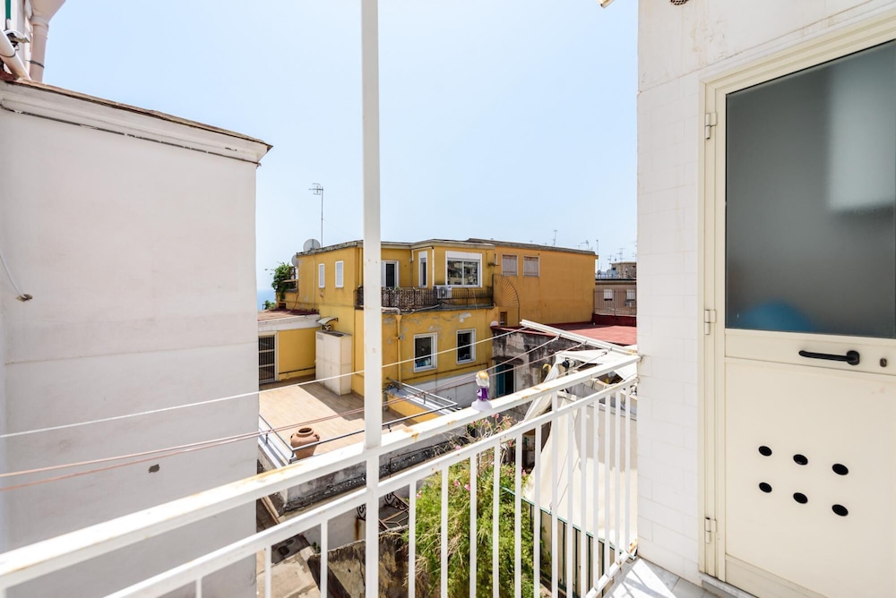 Casa Rega in Naples With 1 Bedrooms and 1 Bathrooms