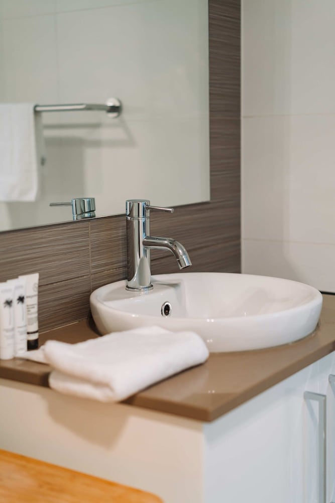 Comfy 1-bed With Spacious Courtyard & Parking