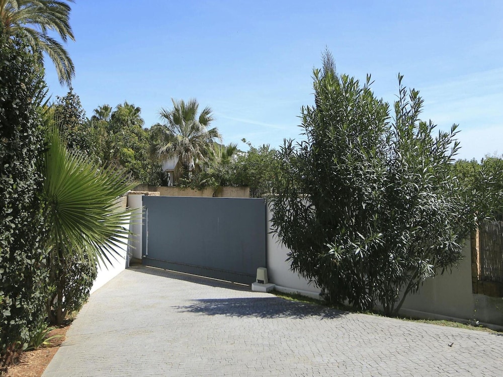 Holiday Home With Manicured Gardens
