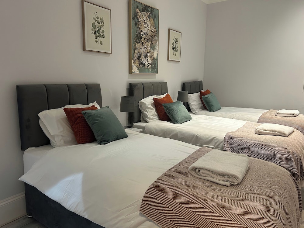 Central Apartment - Sleeps 6 & Near Station