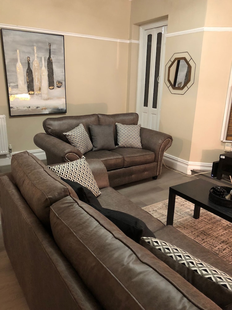 3-bed Apartment Roof Terrace Near Cardiff Centre view 4