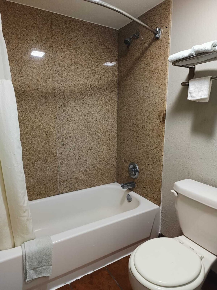 American Inn & Suites By Capital O Victoria US-59