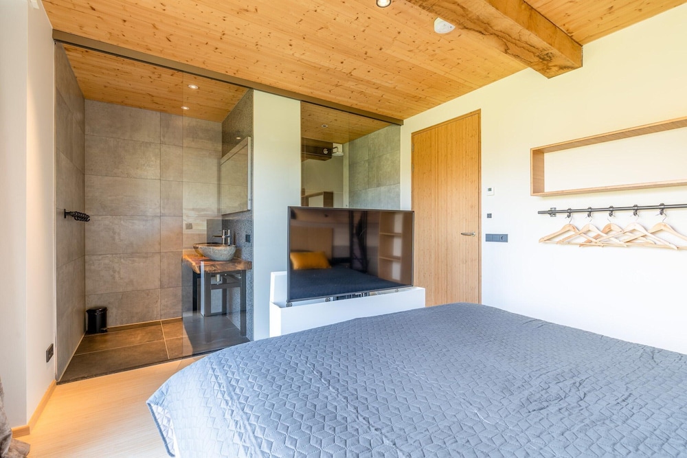 Modern 6-person Villa With Private Hot Tub - Near Beach & Nature