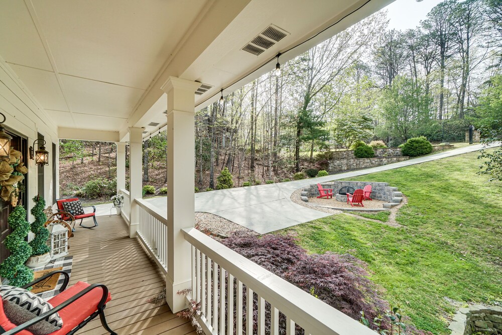 Helen Retreat w/ Hot Tub, 2 Mi to Downtown!