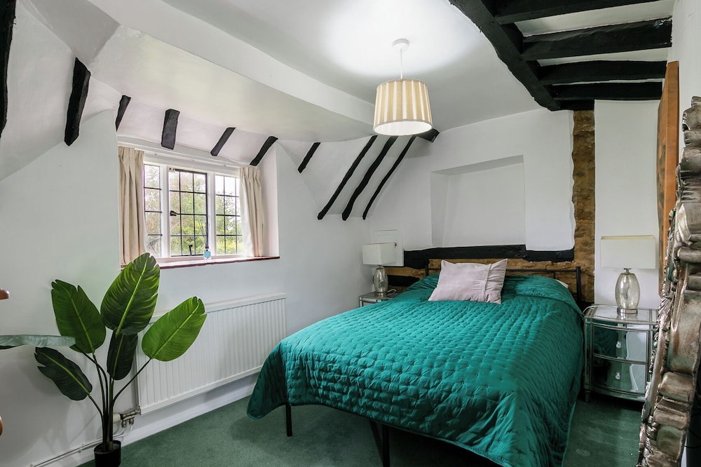 Lovely 5BD Home with Cinema & Games Room