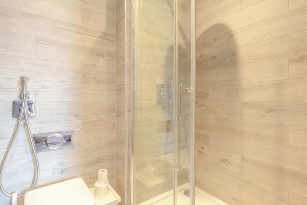 Sleek & Spacious 2BD Flat - Clapham