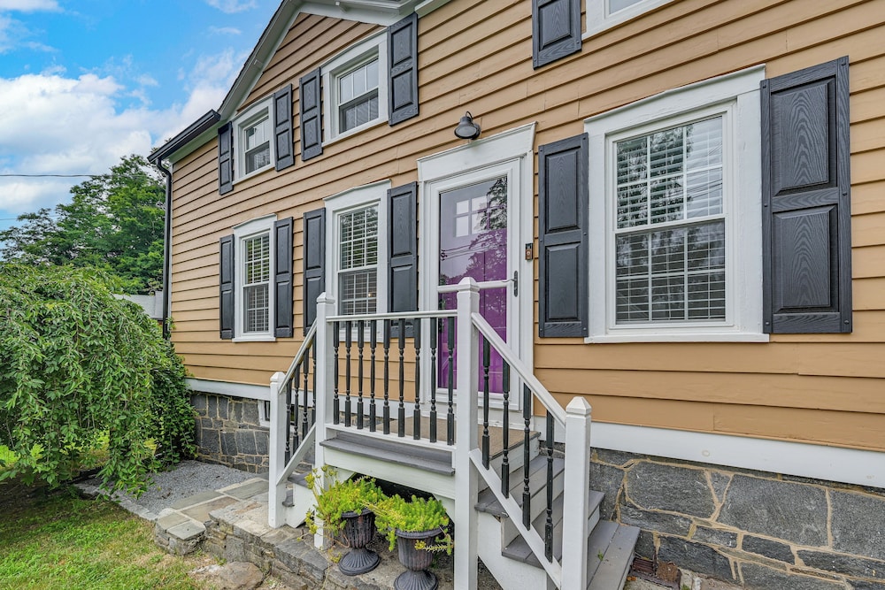 Cottage-chic Retreat < 1 Mi to Connecticut River!