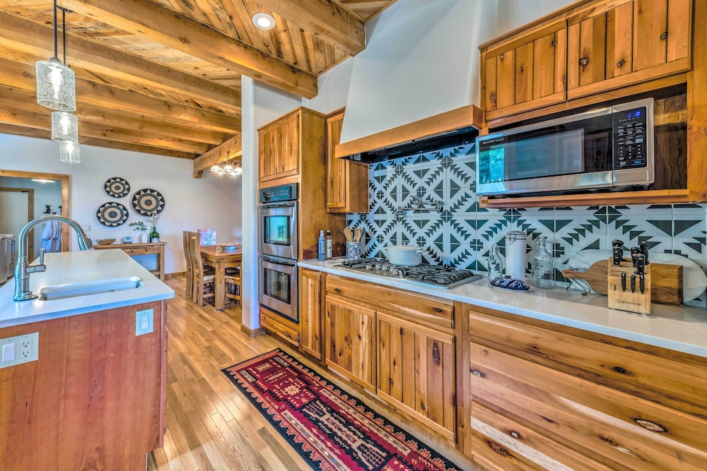 Luxe Ruidoso Home w/ Hot Tub + Mountain Views view 2