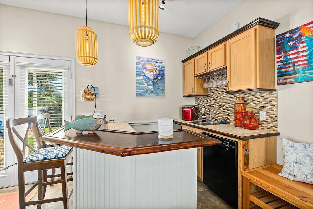 Perfect Beach House 2min Walk With Heated Pool and Hot Tub 4 bed 3 Bath With Pet Friendly