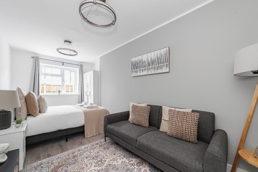 Spacious Room In Morden