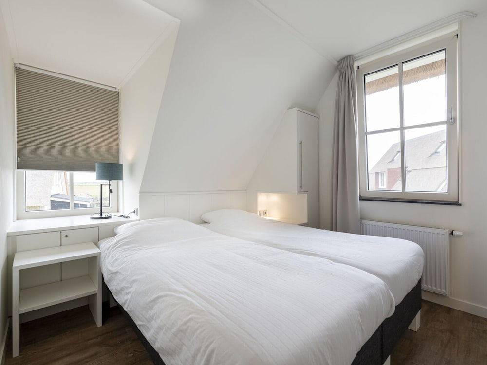 Spacious Villa With a Sauna, at the Tjeukemeer view 3