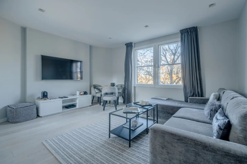 Modern and Luxurious 2 Bedroom Flat - Barons Court