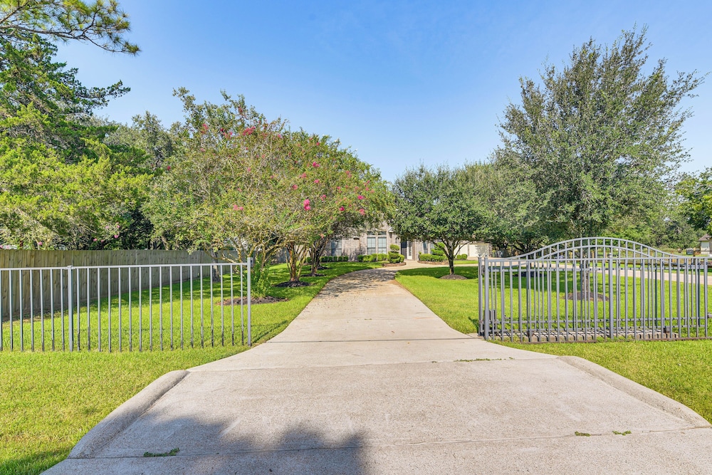 Pool & Hot Tub: Family-friendly Houston Area Home!