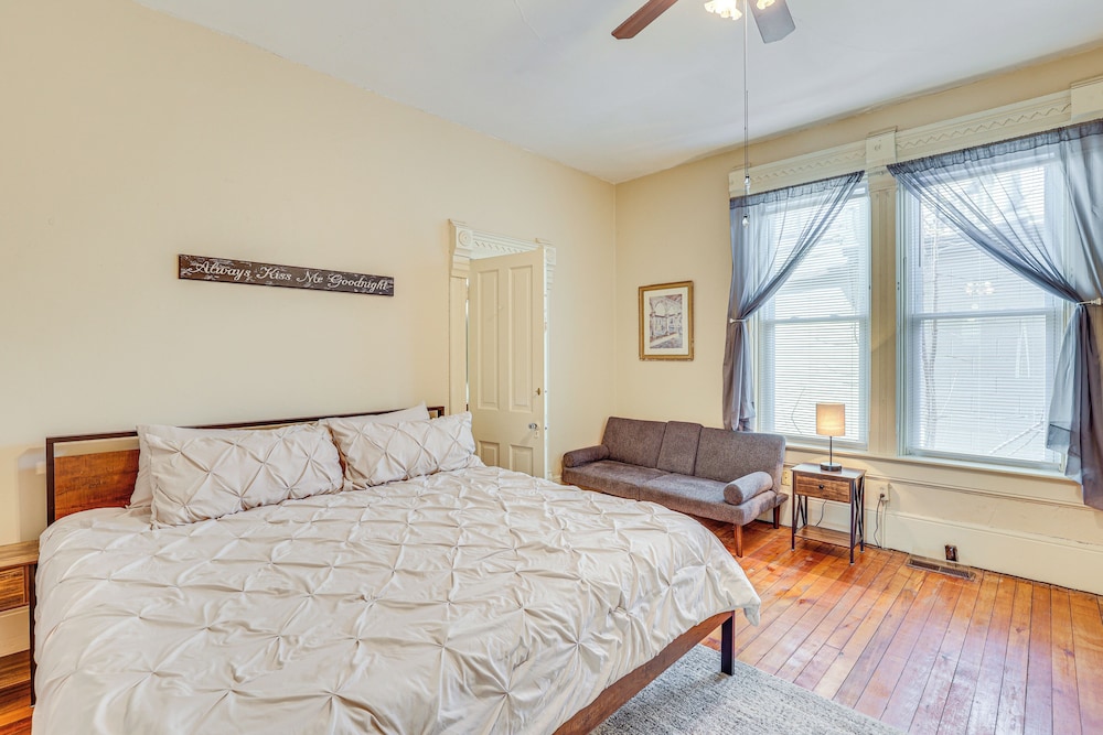 Walk to Medina Public Square: 1880 Historic Home