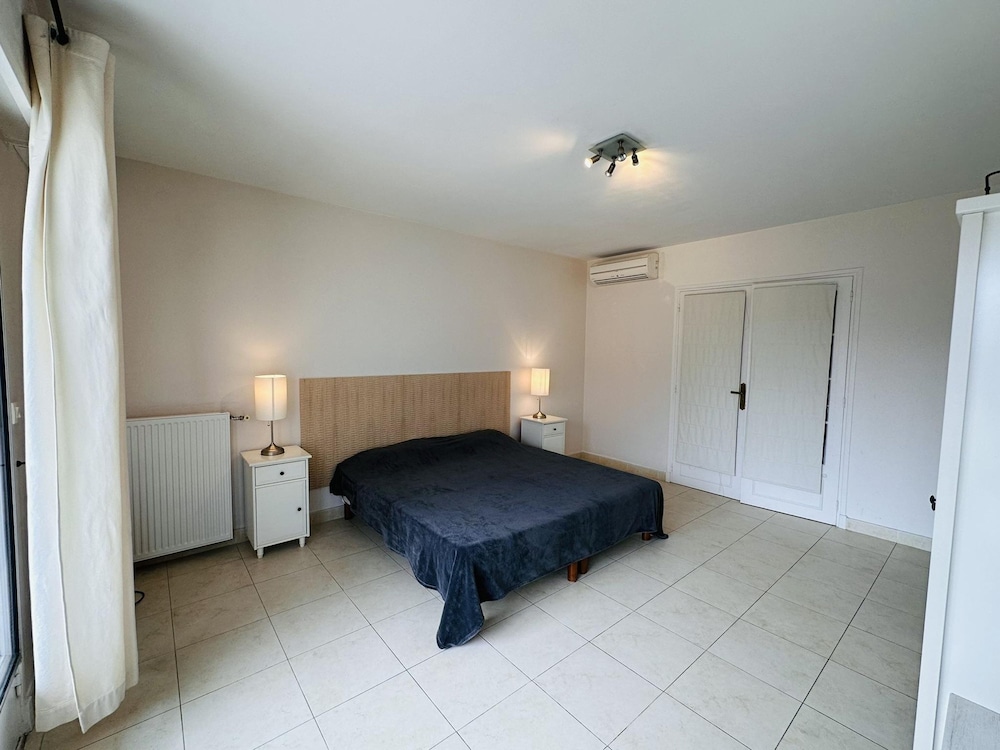 Two Bed Apt in the Center of Cannes - 2229