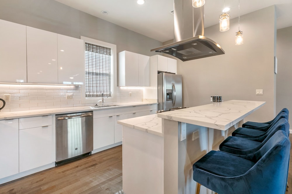 4BR Modern Townhouse in Mid City - Image 5