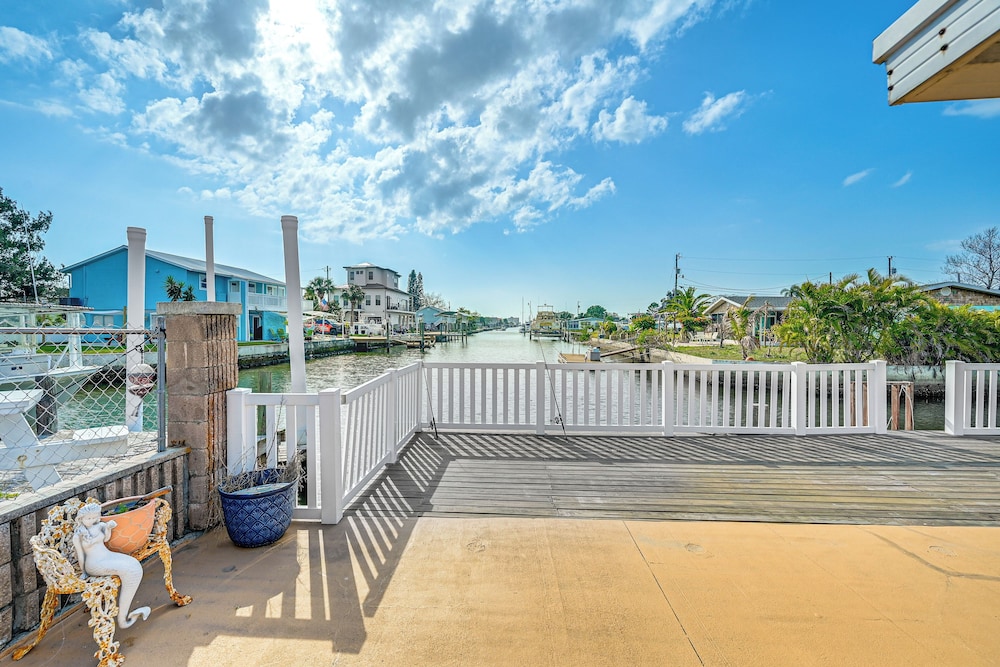 < 1 Mi to Hudson Beach: Waterfront Apt w/ Dock