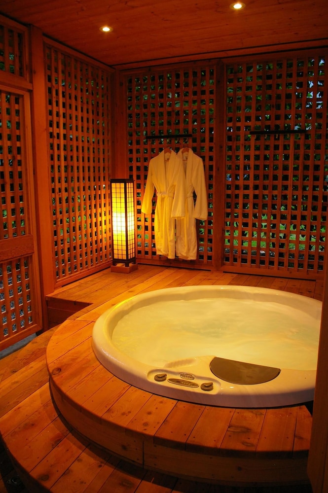 Shades of Jade Inn and Spa