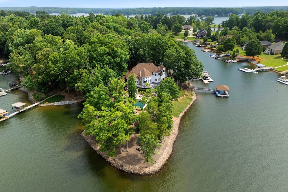 Paradise Pointe by Avantstay Lakefront Views Playset