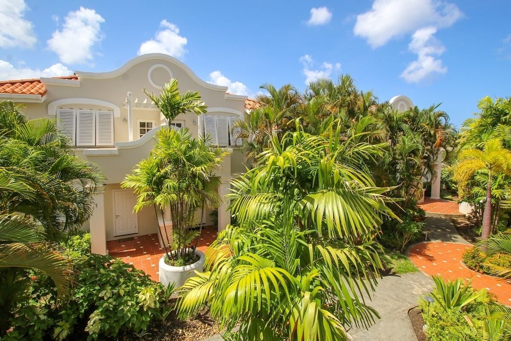 Large Townhouse with Plunge Pool, 3 mins from Beach - Turtle View 2 by BSL Rentals