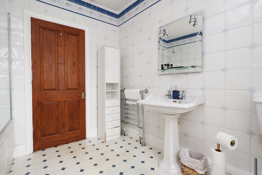 Spacious 3BR Flat in Cowbridge Centre