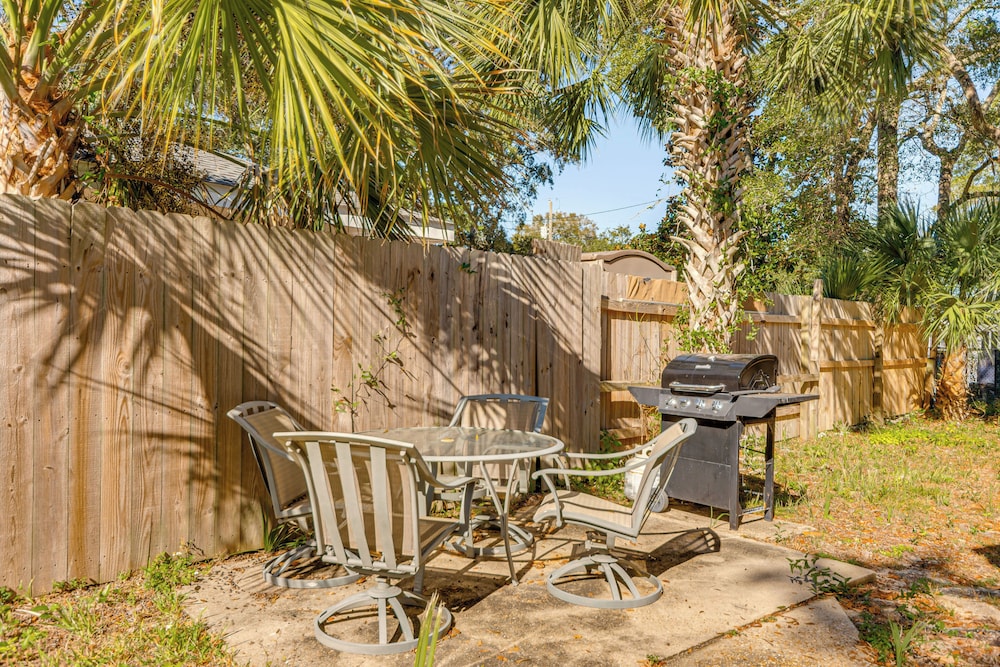 4 Mi to Beach: Spacious Fort Walton Beach Retreat!