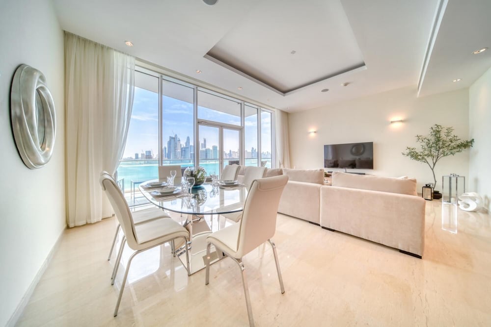 Lush Sea View Living w Private Beach at the Palm