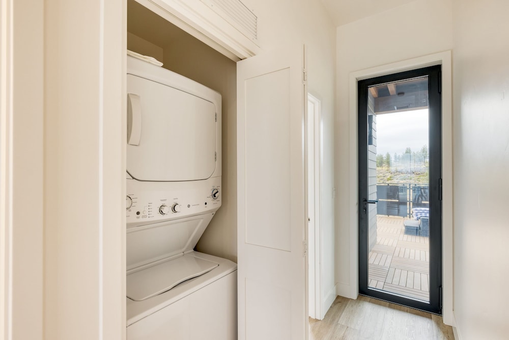1216 Skyline Ranch 200 Private Hot Tub w View Premier Downtown Location