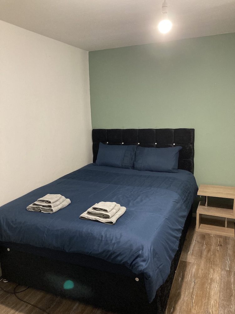 Impeccable 2-bed House Near City Centre view 4