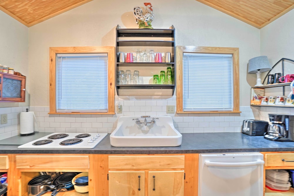 Charming Hilltop Cottage in Medicine Park! view 5