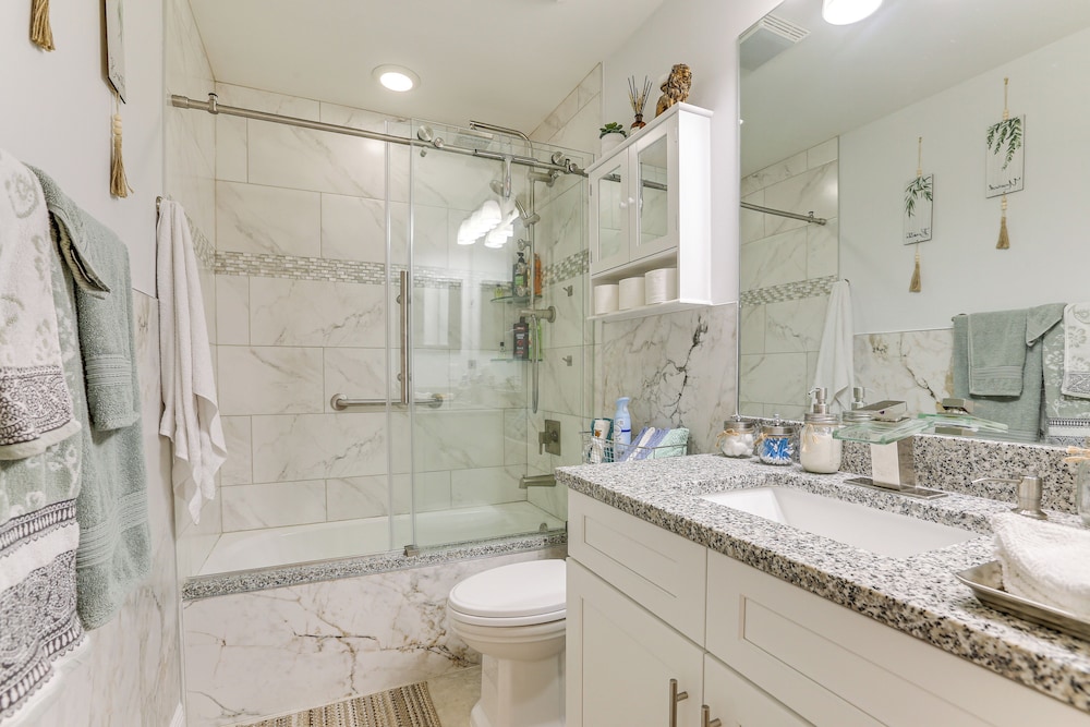 8 Mi to Manatee Park: Cozy Getaway in Lehigh Acres