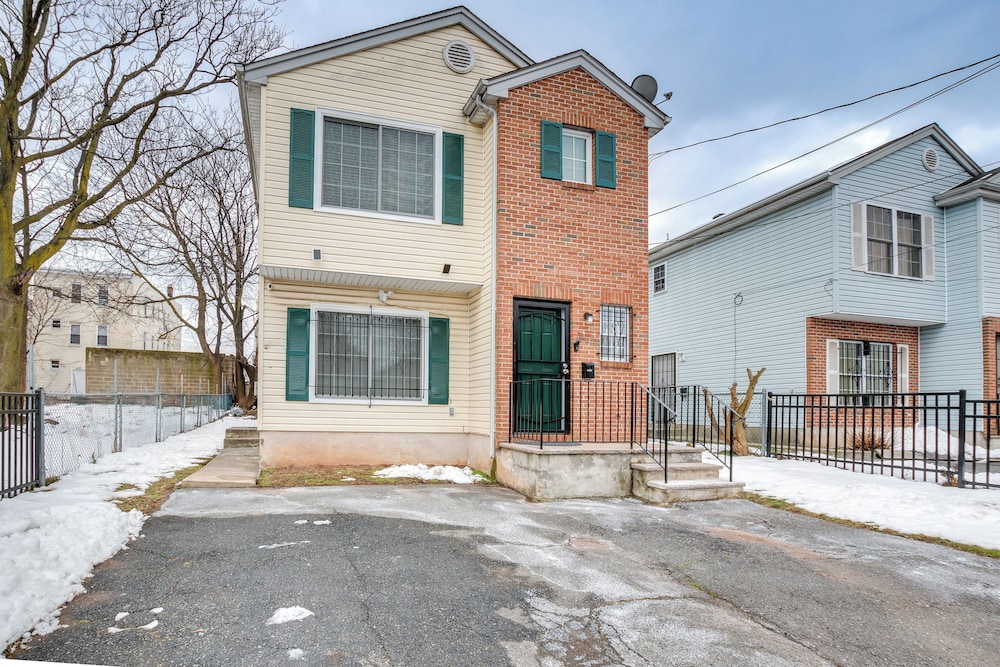 Cozy Newark Getaway ~ 15 Mi to Manhattan! view 2
