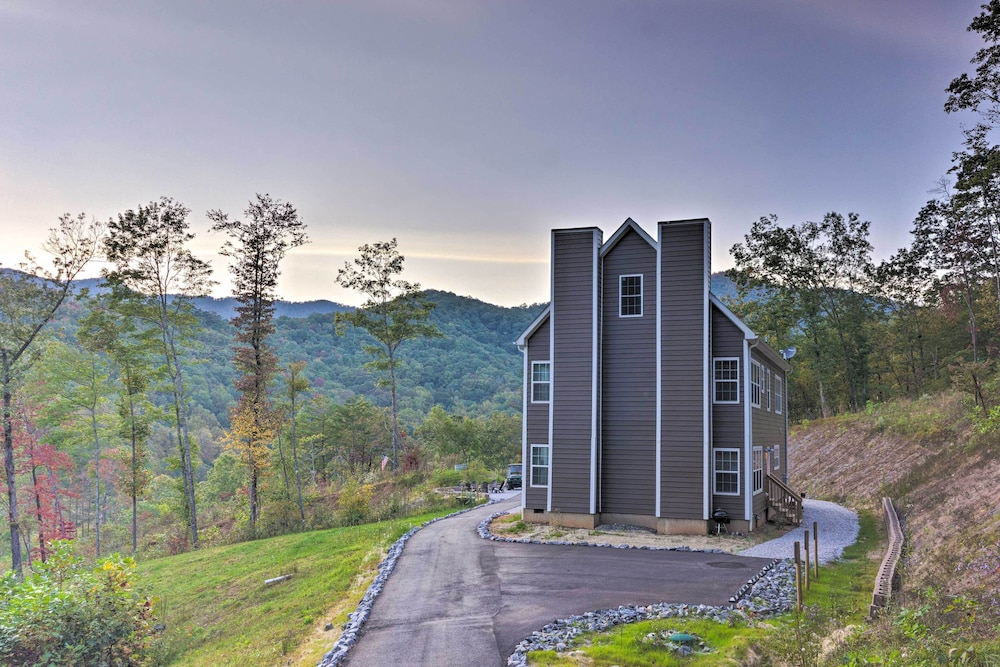 Family Holiday Retreat! Mtn-view Blue Ridge Home view 5