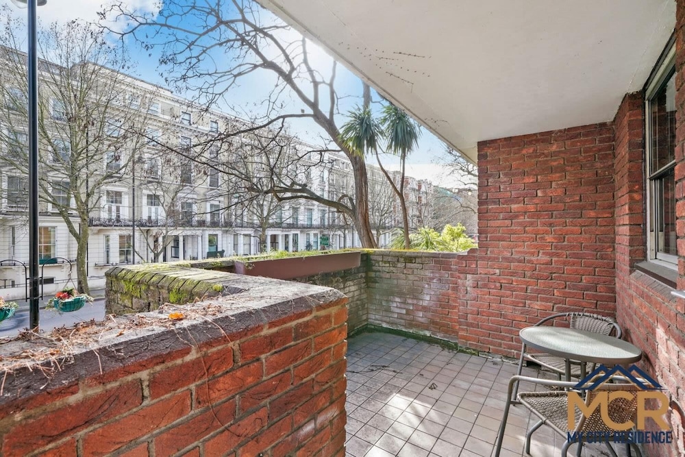 Extensively Roomy Bright 1 Bedroom Apartment view 2