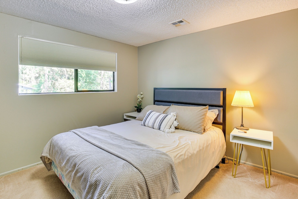 3 Mi to U of O Pet-friendly Home w/ Covered Deck!