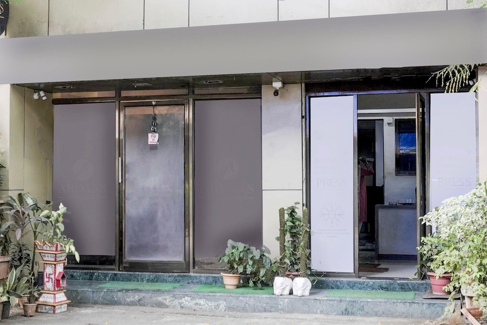 Cozy Deluxe Room Near Juhu Beach Mumbai