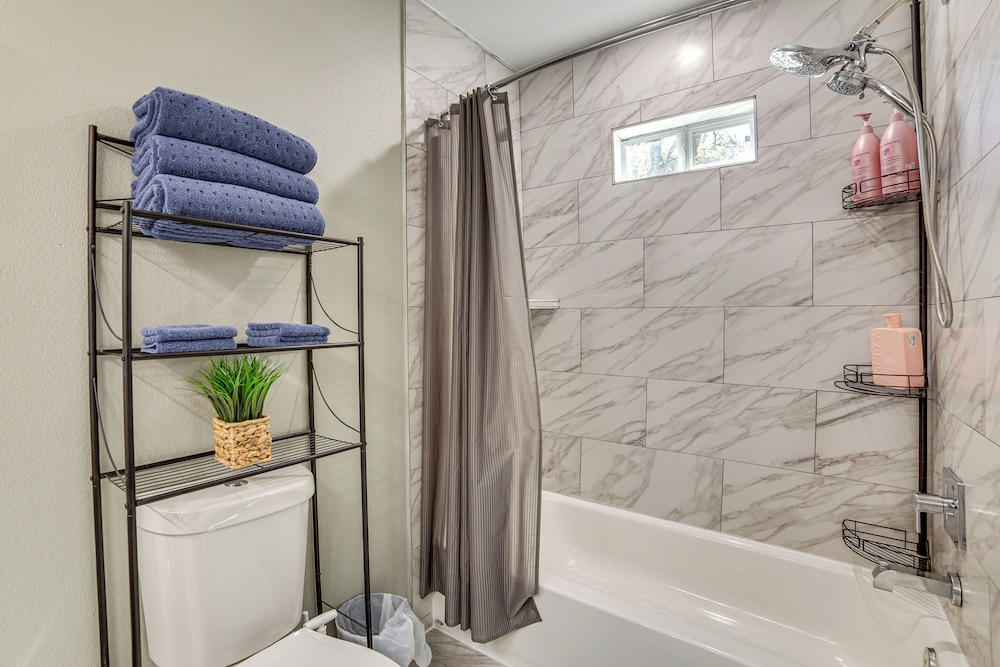 Walk to East Texas A&m! Home w/ Pet-friendly Yard