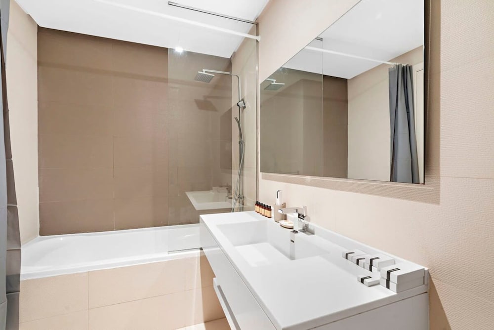 Silkhaus Chic in West Avenue Pool Gym Access