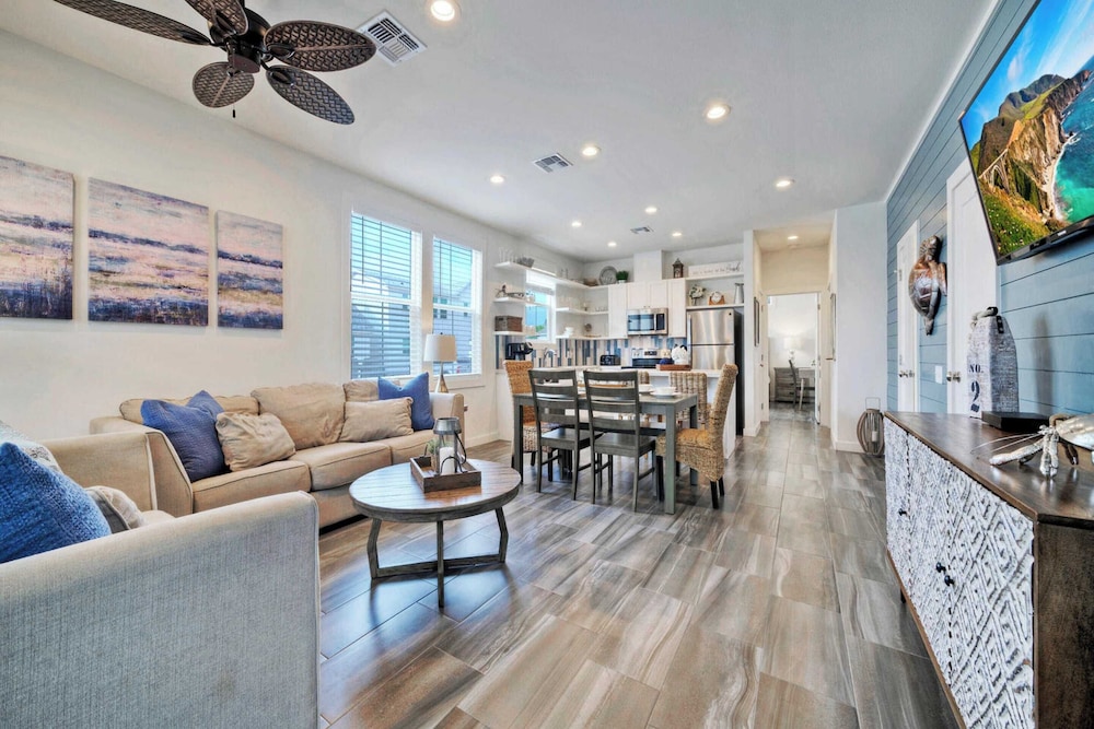 2 Homes in Old Town by Avantstay Sleeps 19, Pool, Newly Built Walk to Eats, Music, & More