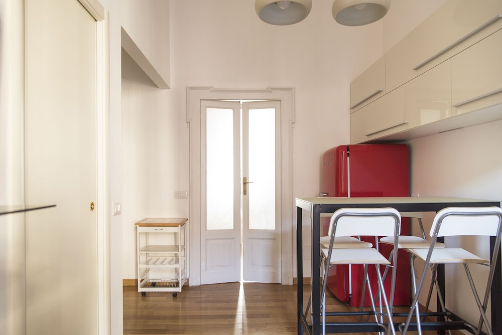White and Clean Apartment near Metro MM1